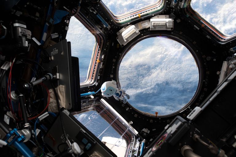 هزاع المنصوري يوثق لحظاته على متن محطة الفضاء الدولية