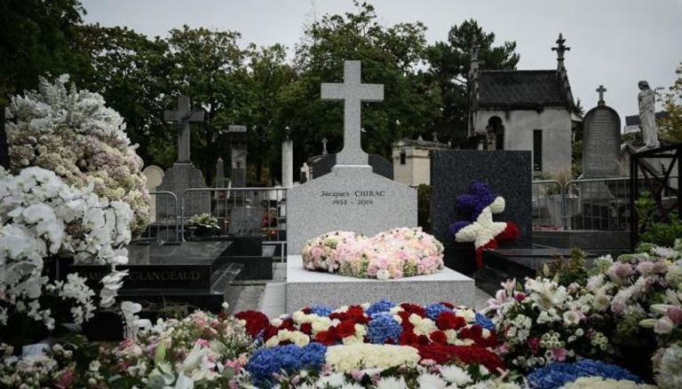 الفرنسيون يضعون باقات الزهور على قبر شيراك