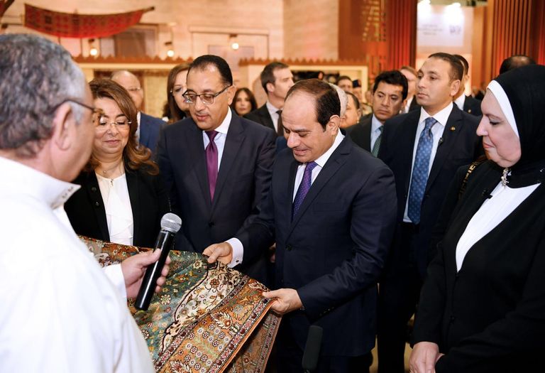 "تراثنا".. مجتمع حرفي مصري يخرج للحياة بمباركة السيسي الرئيس المصري يفتتح معرض تراثنا للحرف اليدوية