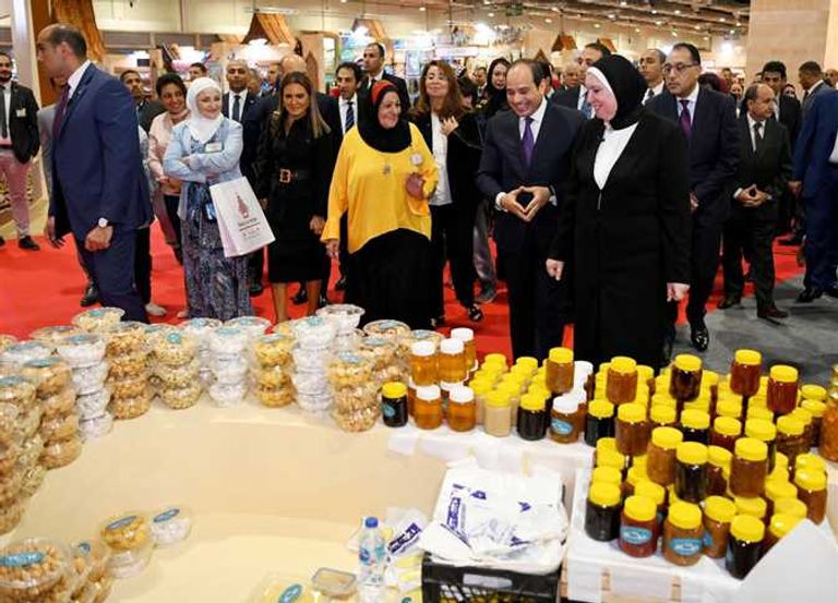 "تراثنا".. مجتمع حرفي مصري يخرج للحياة بمباركة السيسي الرئيس المصري يفتتح معرض تراثنا للحرف اليدوية