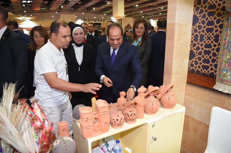 "تراثنا".. مجتمع حرفي مصري يخرج للحياة بمباركة السيسي الرئيس المصري يفتتح معرض تراثنا للحرف اليدوية