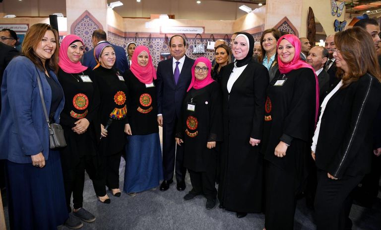 "تراثنا".. مجتمع حرفي مصري يخرج للحياة بمباركة السيسي الرئيس المصري يفتتح معرض تراثنا للحرف اليدوية