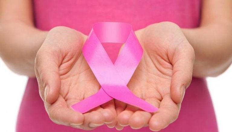 إجراء الفحص الذاتي شهريا يساعد على اكتشاف سرطان الثدي مبكرا - أرشيفية