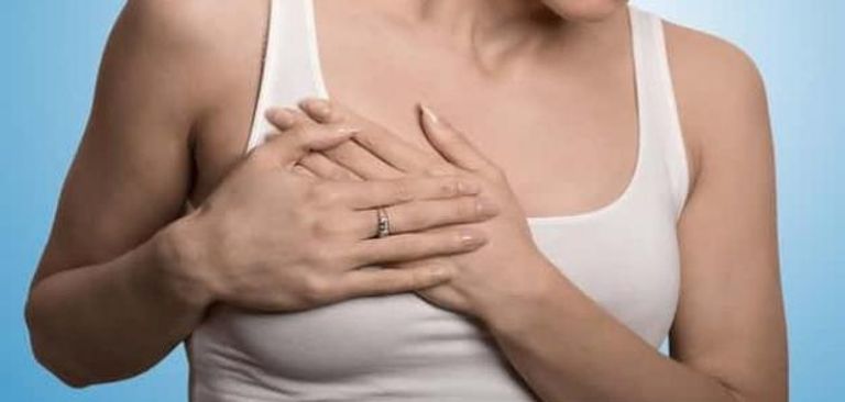 إجراء الفحص الذاتي شهريا يساعد على اكتشاف سرطان الثدي مبكرا - أرشيفية