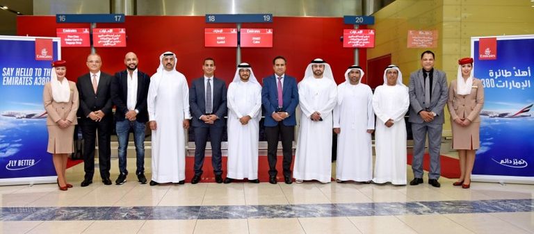 وفد من دبي ضم عادل الرضا، الرئيس التنفيذي للعمليات في طيران الإمارات وعدد من كبار الشخصيات قبيل انطلاق أول رحلة منتظمة باستخدام الـA380 إلى القاهرة. طائرة طيران الإمارات الإيرباص A380