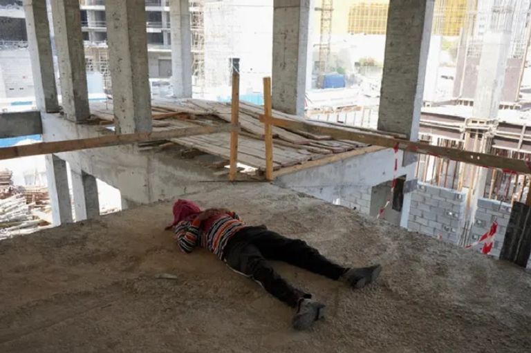 العمال الوافدون يموتون بسبب الحرارة في قطر