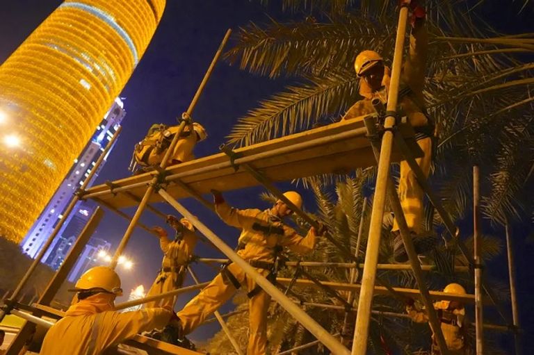 العمال الوافدون يموتون بسبب الحرارة في قطر