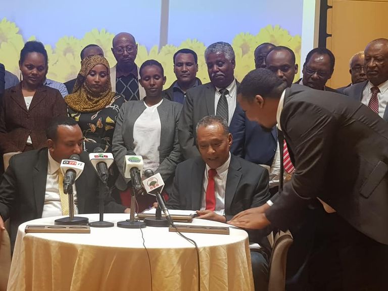 جانب من مراسم توقيع الأحزاب