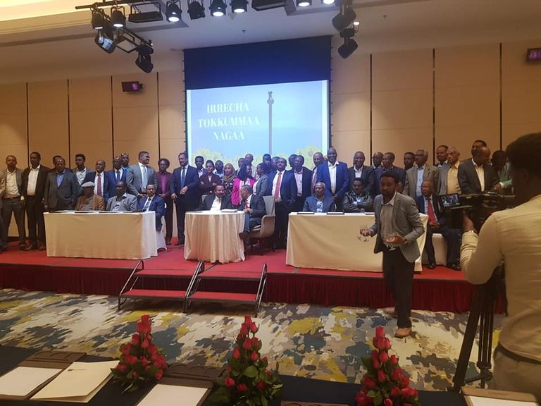 جانب من مراسم توقيع الأحزاب