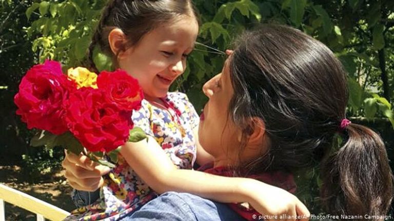 نازنين زاخاري وابنتها قبل اعتقالها عام 2016 - أرشيفية