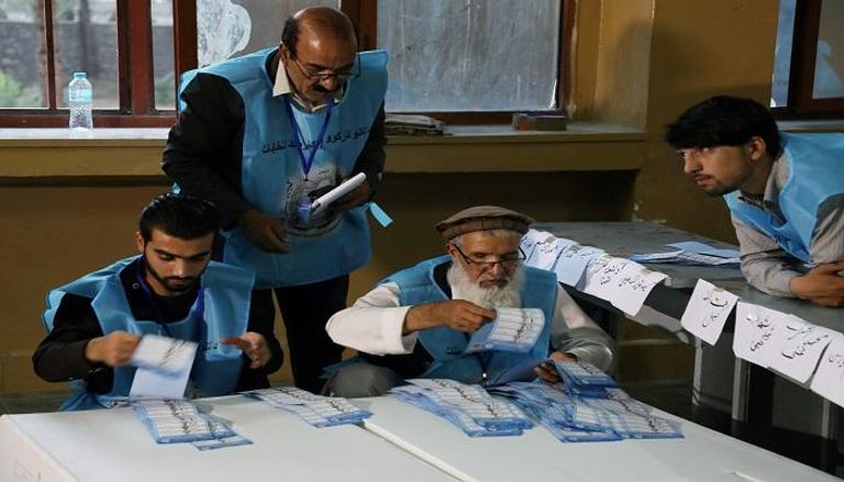 فرز الأصوات في إحدى اللجان الانتخابية بأفغانستان