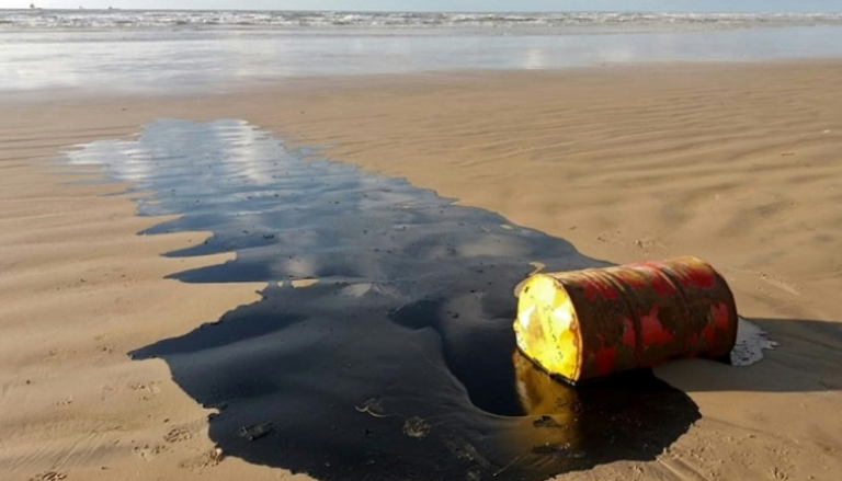 بقع نفطية تلوث شواطئ البرازيل