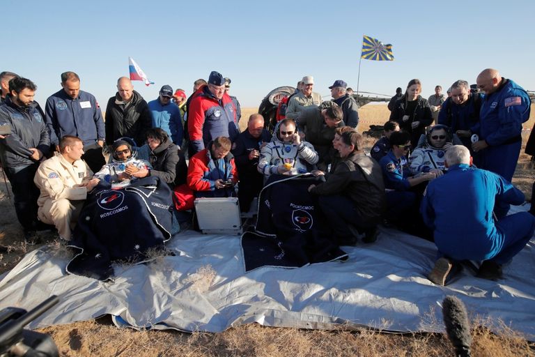 هزاع المنصوري يصل إلى الأرض 