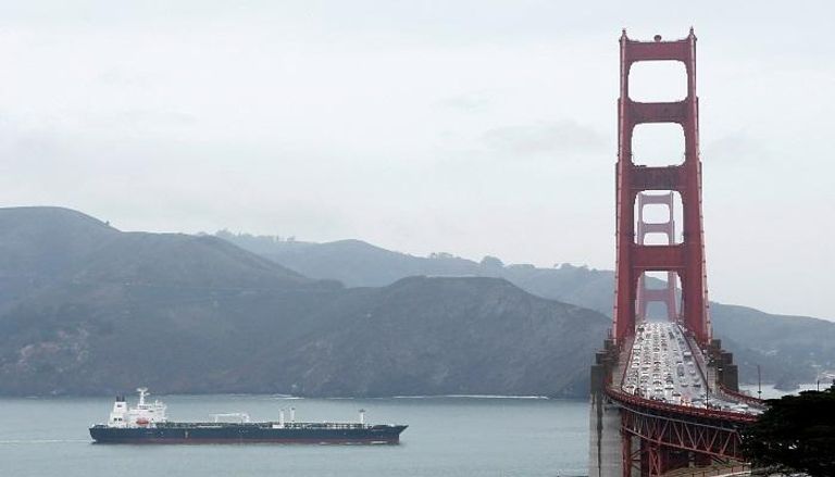 ناقلة نفط تمر أسفل جسر جولدن جيت في سان فرانسيسكو - رويترزلا