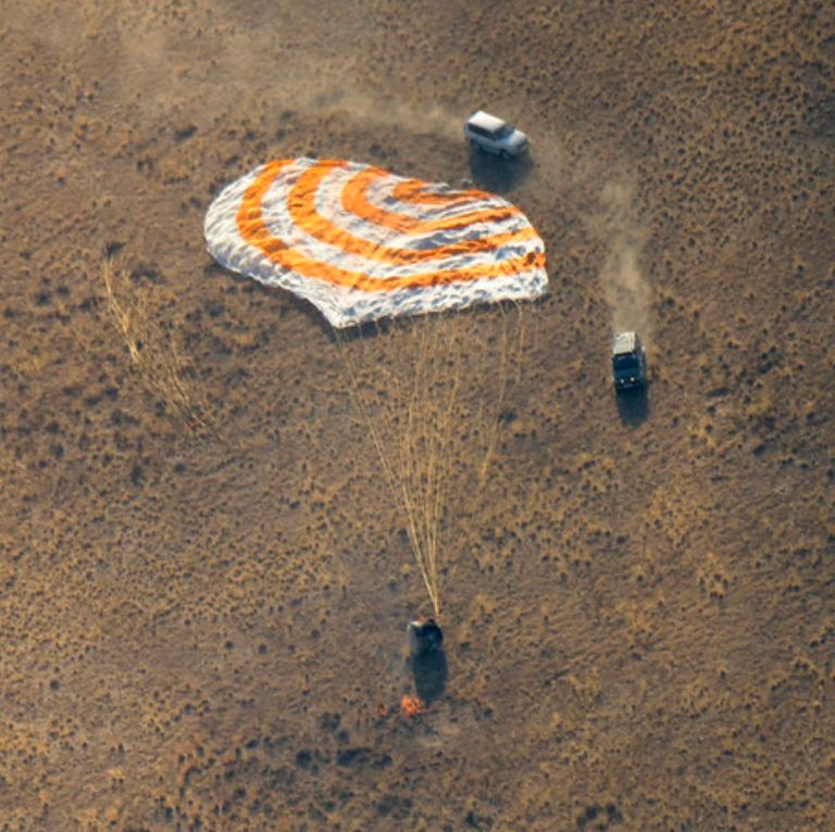 وصول هزاع المنصوري إلى الأرض