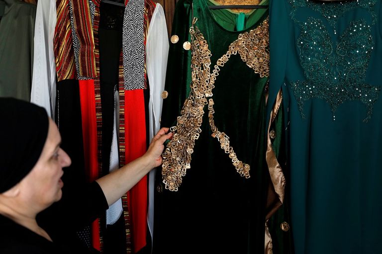 مها تعرض قطعة ملابس طرزتها بمخلفات معاد تدويرها