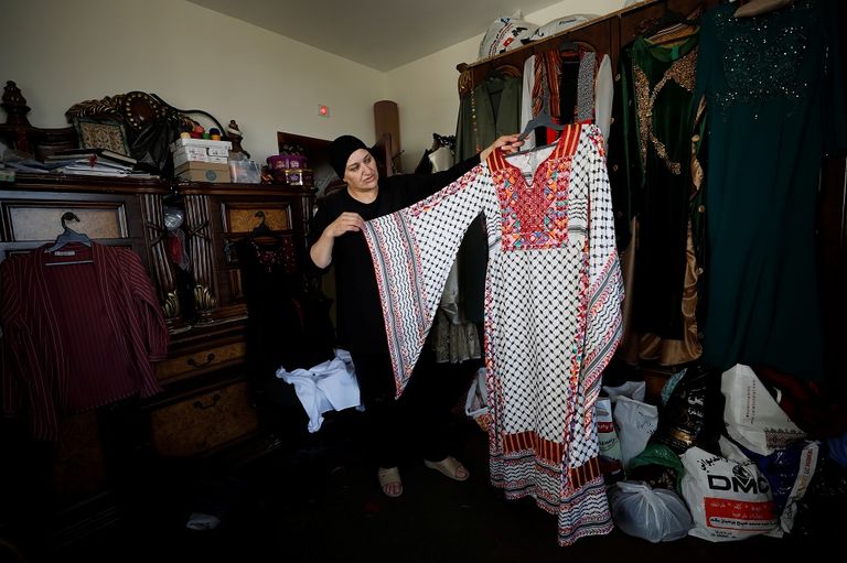 مها تعرض قطعة ملابس طرزتها بمخلفات معاد تدويرها