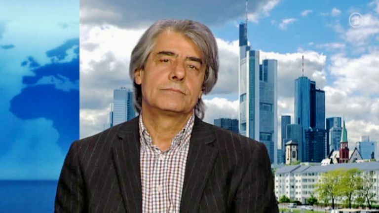 علي صدر زادة، المحلل السياسي الإيراني - أرشيفية محتجون عراقيون ينددون بالتدخل الإيراني - أرشيفية