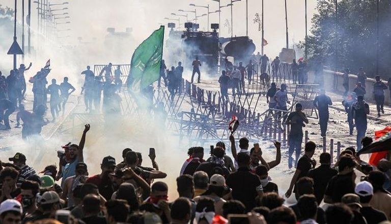 اشتباكات بين المتظاهرين وقوات الأمن العراقية - أرشيفية محتجون عراقيون ينددون بالتدخل الإيراني - أرشيفية