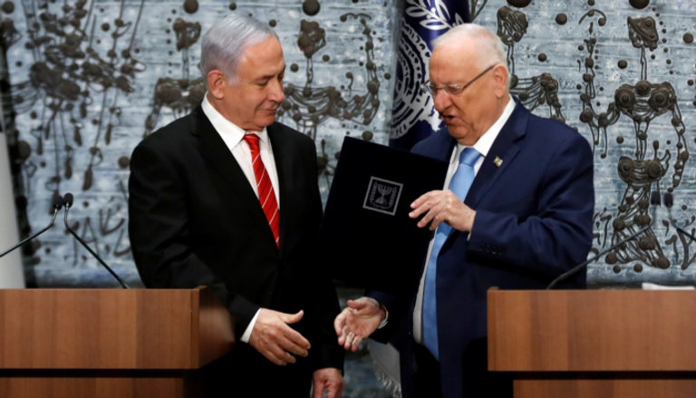 نتنياهو أثناء تلقيه كتاب التكليف من الرئيس الإسرائيلي