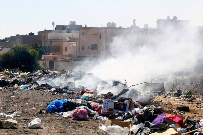 أكوام من القمامة على أرصفة طرابلس
