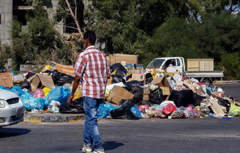 أكوام من القمامة على أرصفة طرابلس