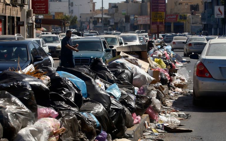 أكوام من القمامة على أرصفة طرابلس