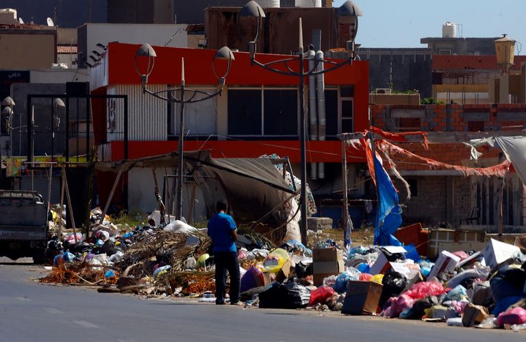 أكوام من القمامة على أرصفة طرابلس