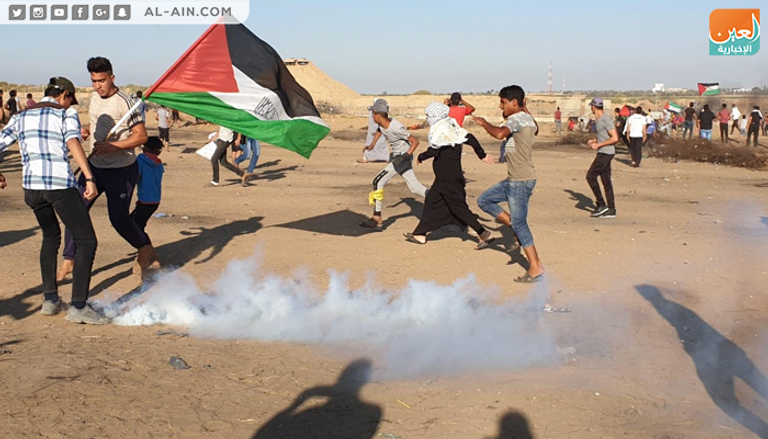 الفلسطينيون يواصلون المشاركة في مسيرات العودة رغم قمع الاحتلال