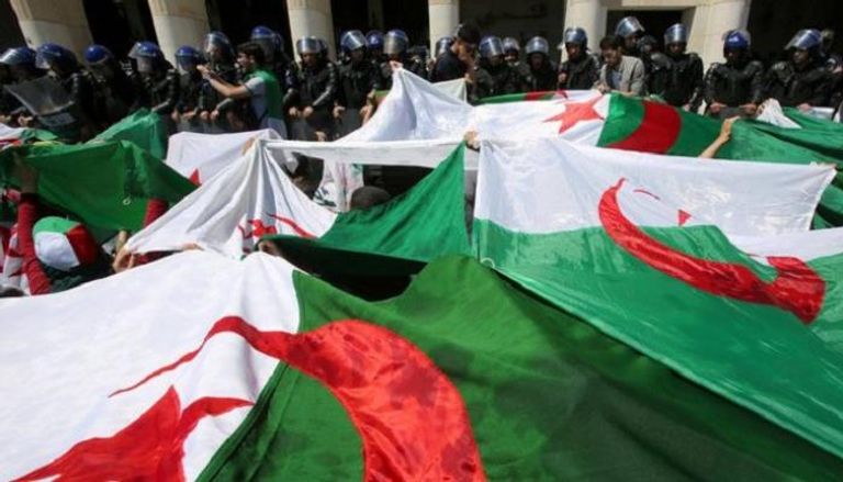 جانب من احتجاجات الجزائريين على خطوات الانتقال