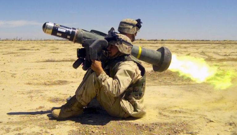 جندي أمريكي يحمل صاروخ جافلن المضاد للدبابات