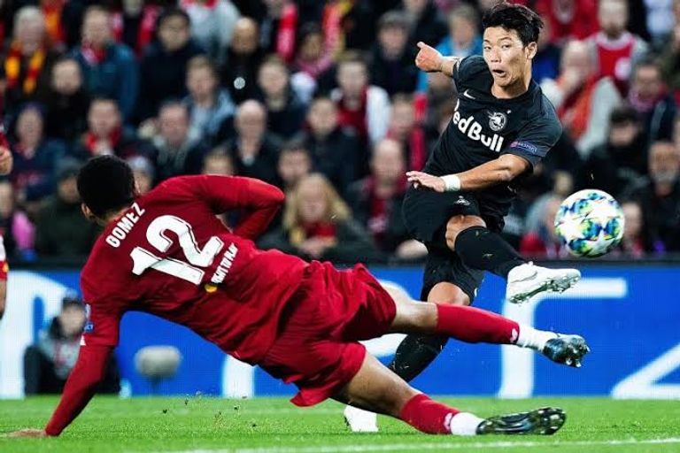 مينامينو صورة من المباراة المثيرة بين ليفربول وسالزبورج