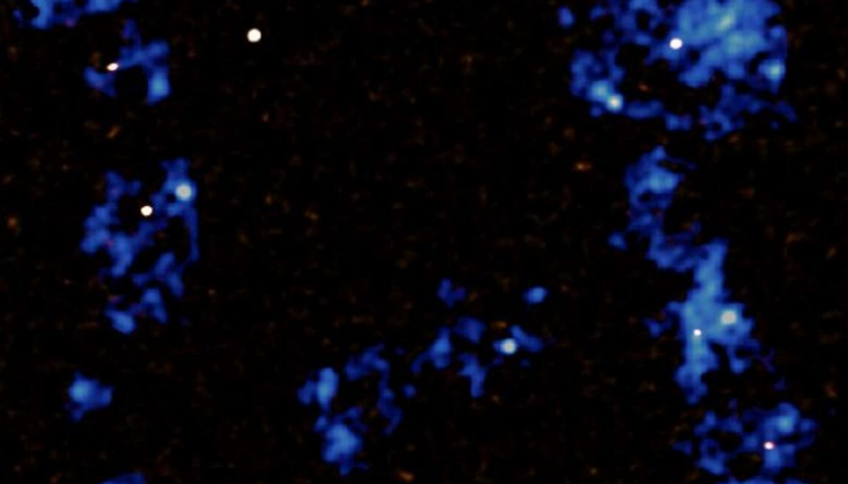 خريطة لشعيرات الغاز "الزرقاء" وتمثل النقاط "البيضاء" مجرات نشطة 