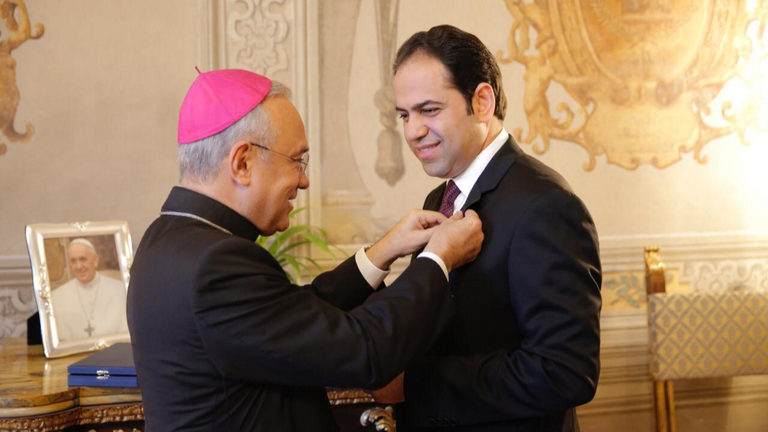 المستشار محمد عبدالسلام أثناء تقلده وسام "قائد مع نجمة"