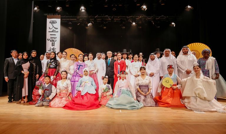 جانب من الأمسية الثقافية الموسيقية في الشارقة