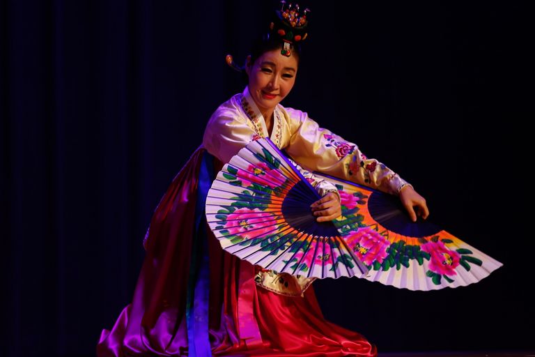 جانب من الأمسية الثقافية الموسيقية في الشارقة