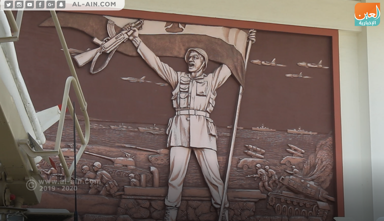جدارية تجسد الجندي المصري في حرب أكتوبر 1973 بساحة بانوراما أكتوبر جانب من اللوحة البانورامية لحرب أكتوبر 1973