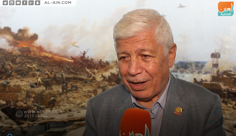 اللواء دكتور محمد الغباري مدير كلية الدفاع الوطني الأسبق وأحد الأبطال في نصر أكتوبر جانب من اللوحة البانورامية لحرب أكتوبر 1973