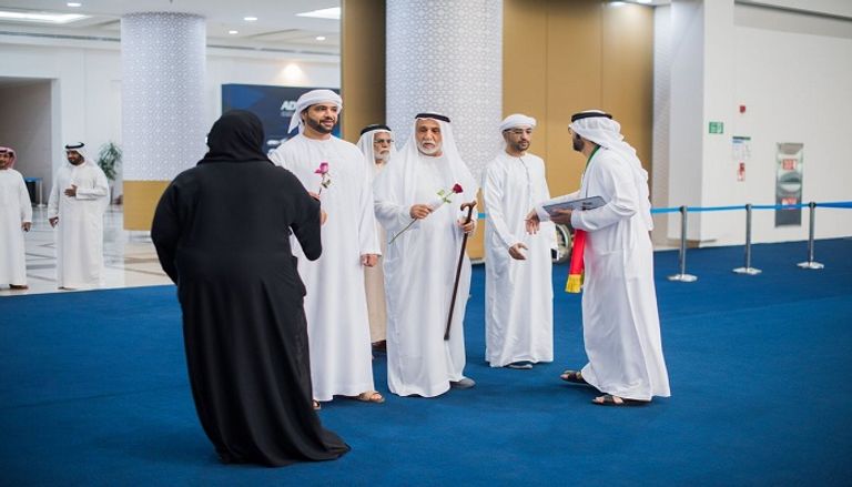 بالورد والعلم.. الإماراتيون يختارون مجلسهم الاتحادي 2019