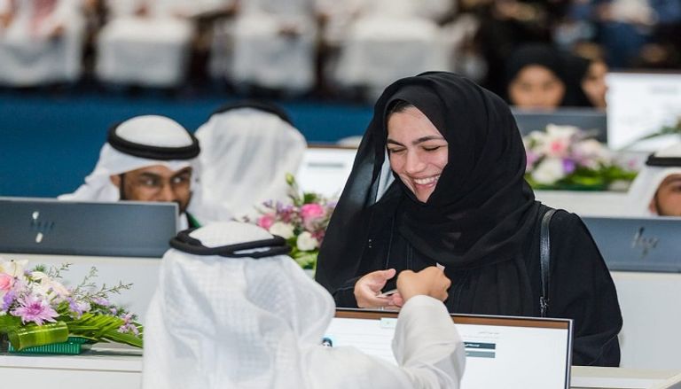 بالورد والعلم.. الإماراتيون يختارون مجلسهم الاتحادي 2019