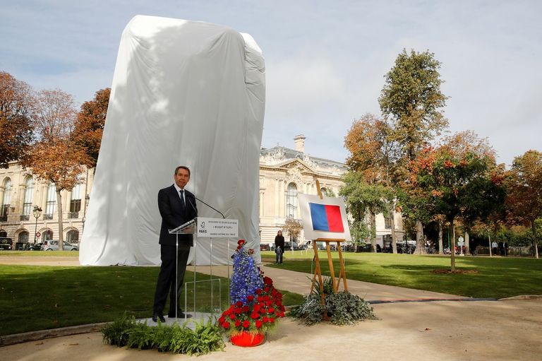 باقة زهور التوليب الملونة تكريما لضحايا الإرهاب