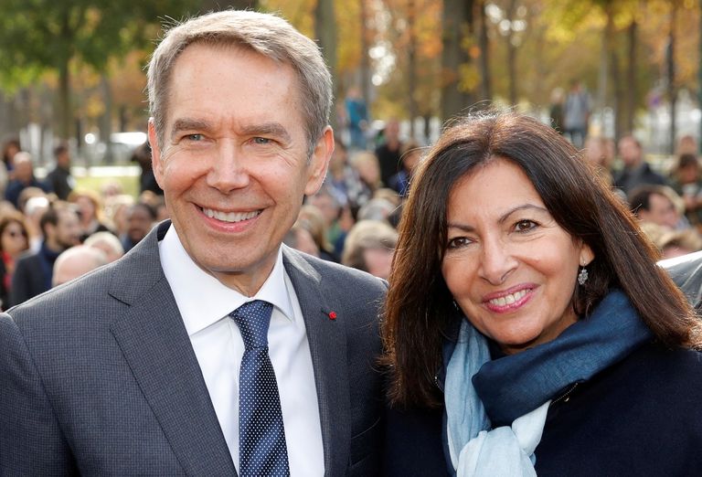 باقة زهور التوليب الملونة تكريما لضحايا الإرهاب