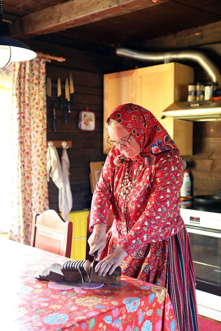 سيدة تجلس أمام منزلها في كينهو