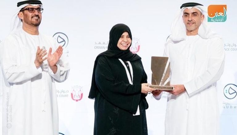 الفريق الشيخ سيف بن زايد آل نهيان يسلم الجائزة للمعلمة الإماراتية