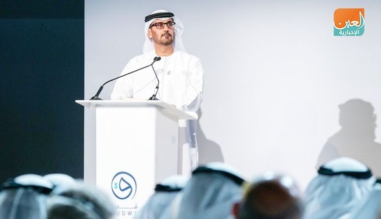 الفريق الشيخ سيف بن زايد آل نهيان يسلم الجائزة للمعلمة الإماراتية