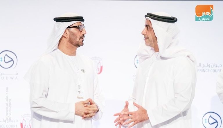 الفريق الشيخ سيف بن زايد آل نهيان يسلم الجائزة للمعلمة الإماراتية