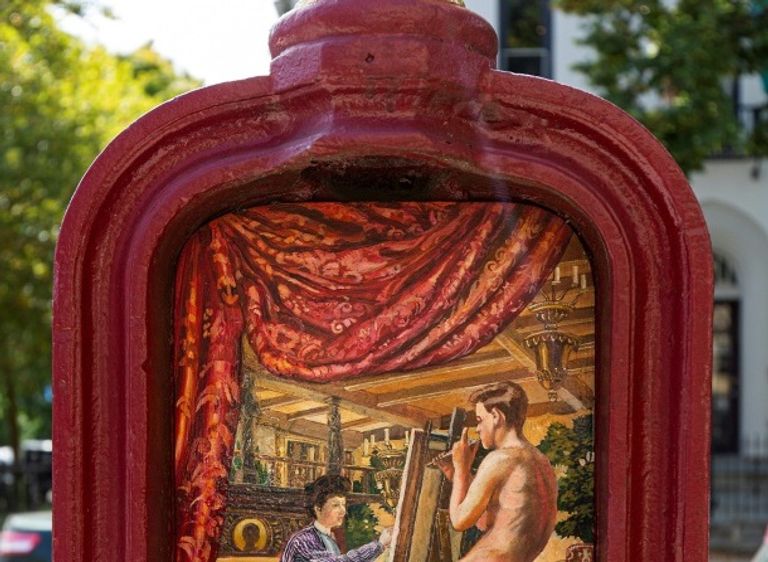 فنان يزين أحد صناديق هواتف الطوارئ في واشنطن