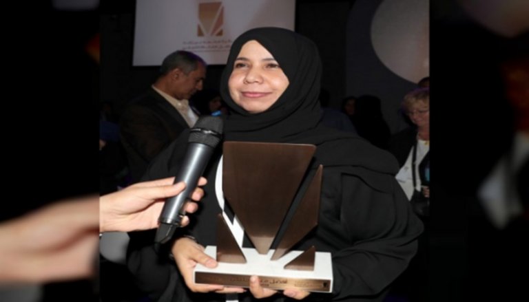  ليلى عبيد سالم مطوع اليماحي مع الجائزة