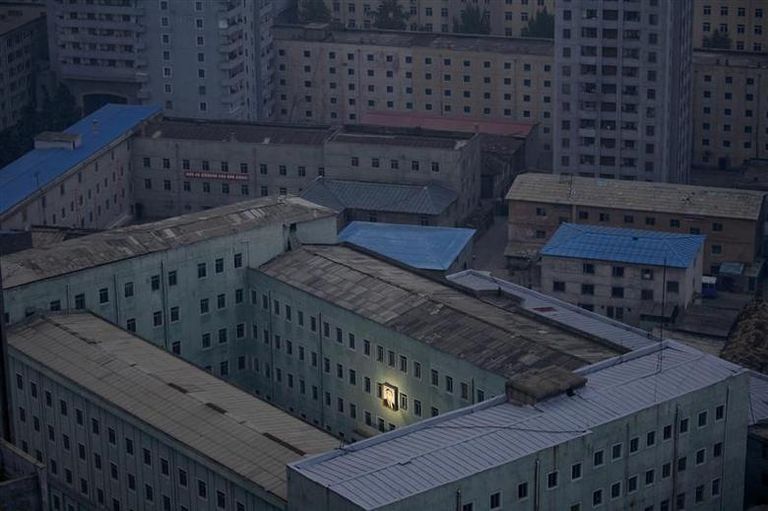 مصورون على أسطح أحد مباني العاصمة بيونج يانج