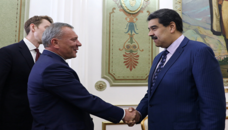 نيكولاس مادورو يصافح نائب رئيس الوزراء الروسي يوري بوريسوف